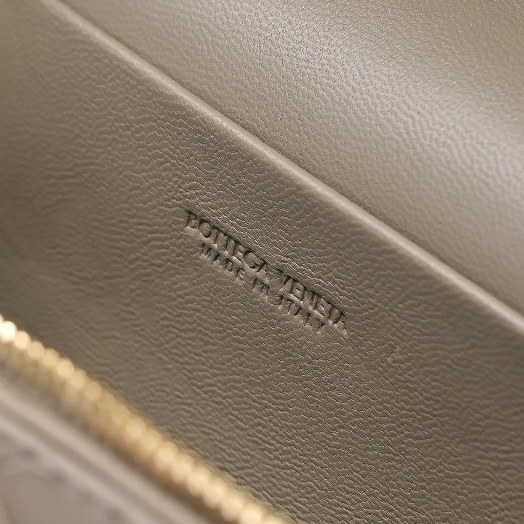 Batch 1360 Bottega Veneta 24 spring and summer woven zipper crossbody bag. A crossbody bag that can be used as a cosmetic bag. The exquisite weaving and compact body are an indispensable accessory for the upcoming summer. The double zipper also better protects the bag. It has a large capacity. If you like it, don’t miss it. Style number: 9109 Size: 22*12.5*5cm